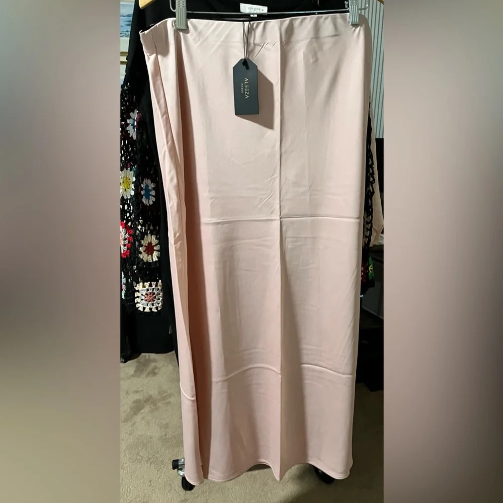 Aleeza Paris Dusty Pink Motif Satin Slip Skirt - Picture 2 of 15